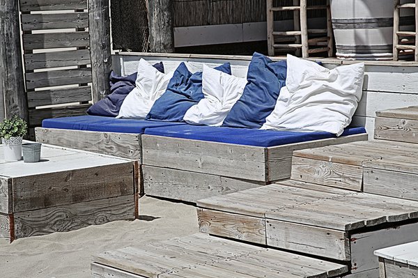 Guide pour choisir les coussins parfaits pour un canapé en palette