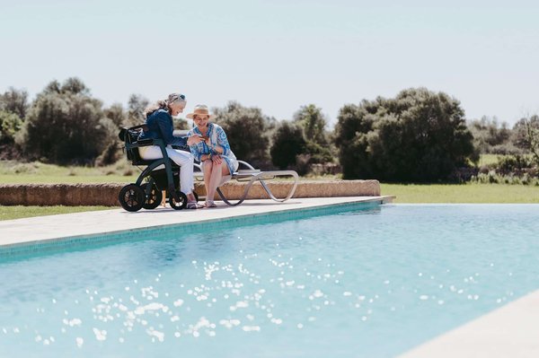 Comment équiper votre piscine pour la rendre accessible aux personnes âgées en toute sécurité ?